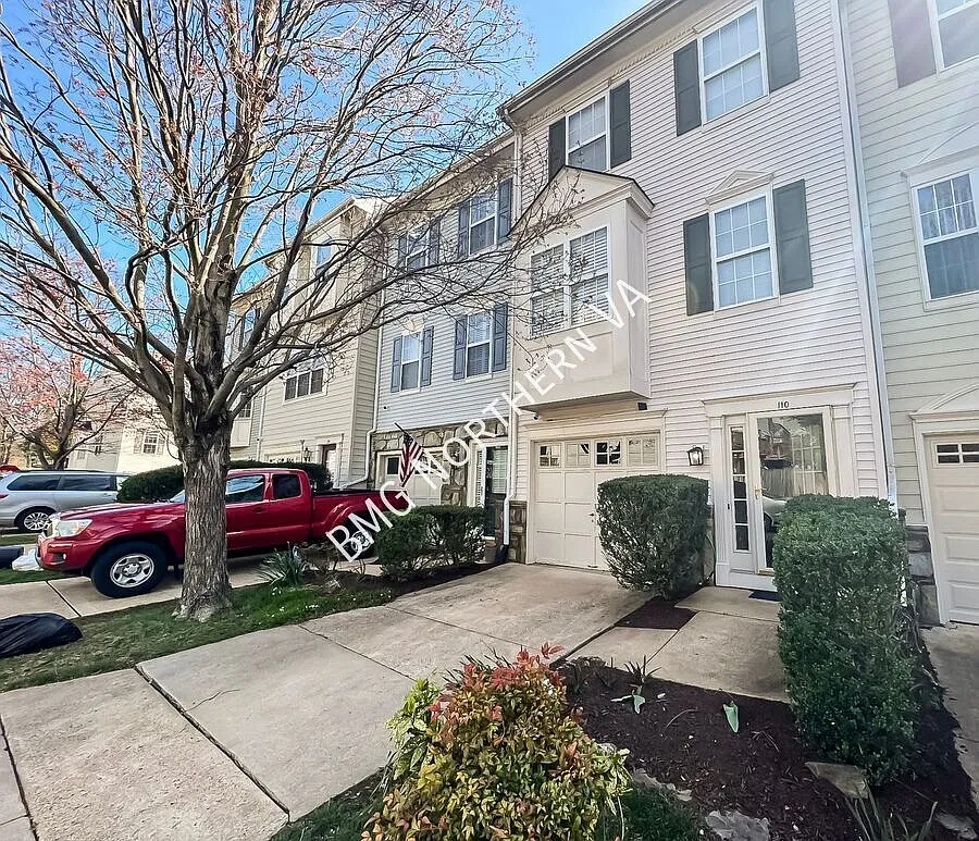 Lovely Tri-Level 3 Bed 2/2 Bath In Sought After Townes At Cameron Parke — Photo 1