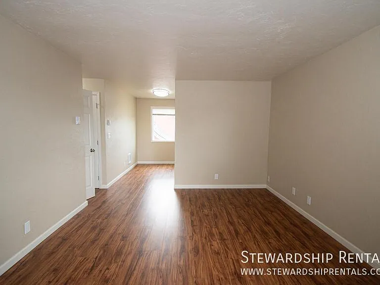 880 W 6th Ave #8 — Photo 2