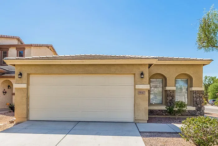 3 bed, 2.0 bath, 1664 sqft, $1,745 — Photo 1