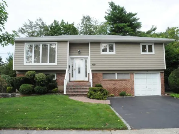 16 Richard Court, Plainview, NY 11803