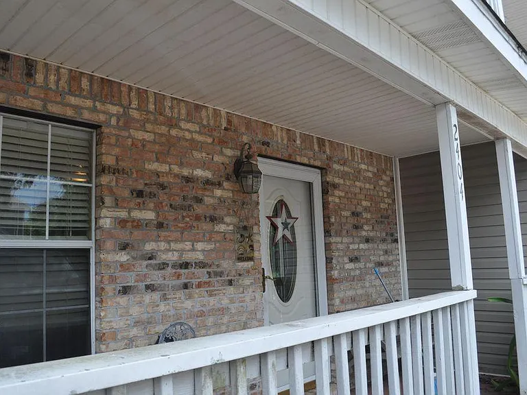 2404 Suwanee Ln — Photo 1