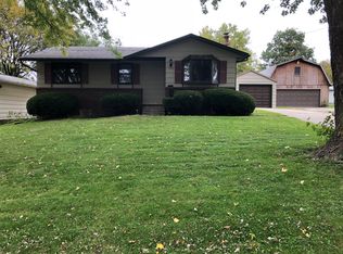 1107 N 10th Ave E, Newton, IA 50208