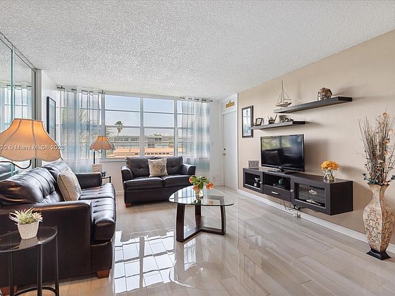 5th image of 2741 Taft St APT 307