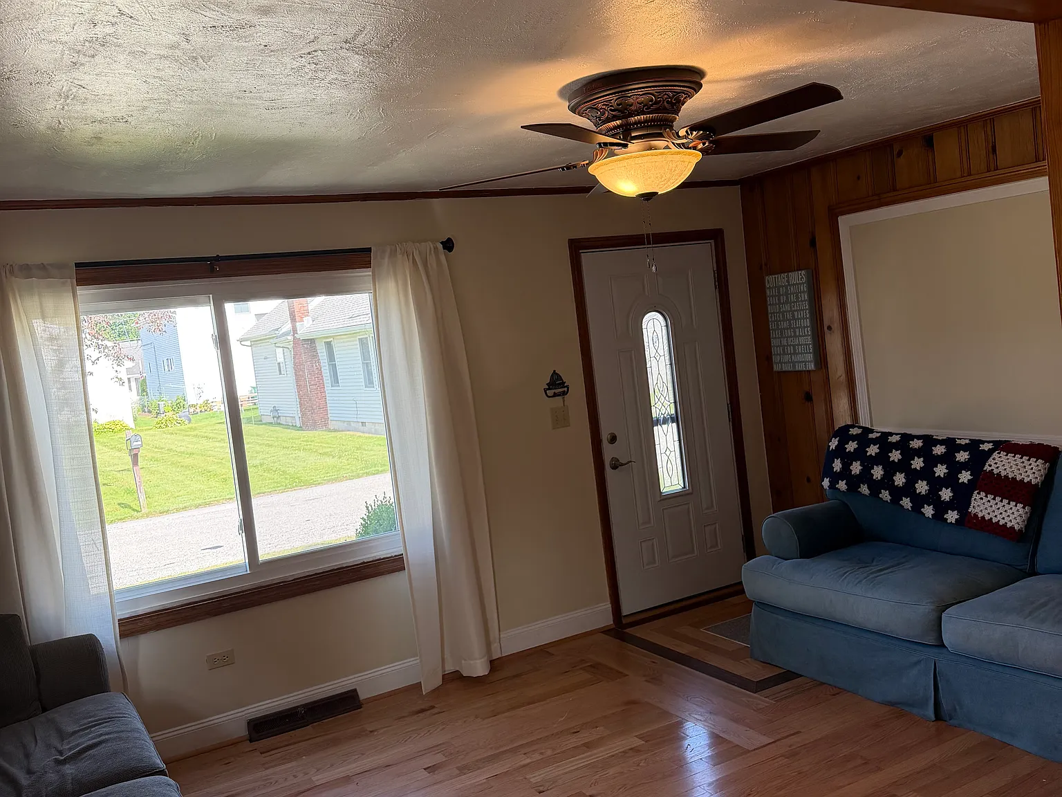 3 bed, 1000 sqft, $1,350 — Photo 2