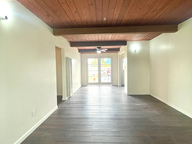 914 N Thornburg St — Photo 2