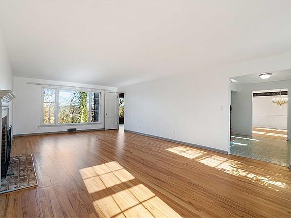 4th image of 324 Dewey Ave