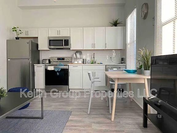 4th image of 308 W Amelia Ave