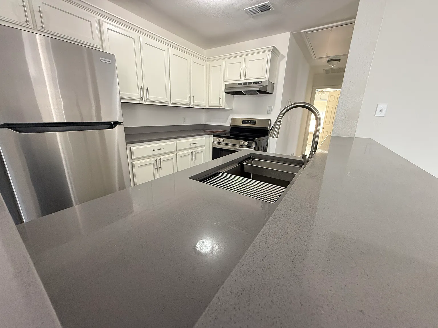 2 bed, 1050 sqft, $1,300 — Photo 2