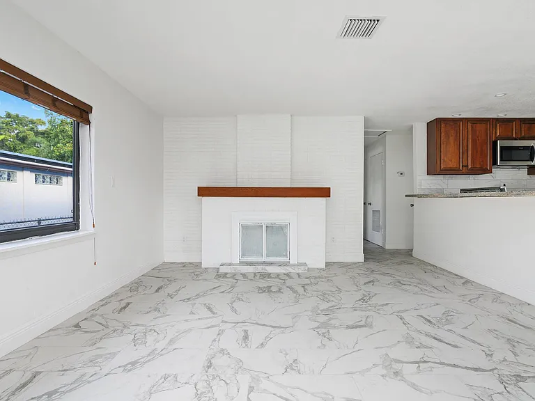 233 SW 21st St — Photo 7