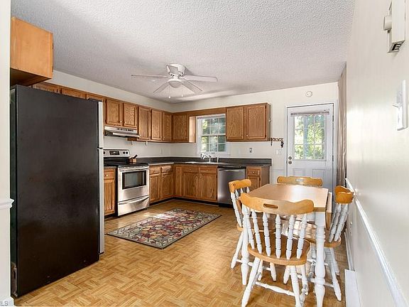 4th image of 210 Lakeview Dr E
