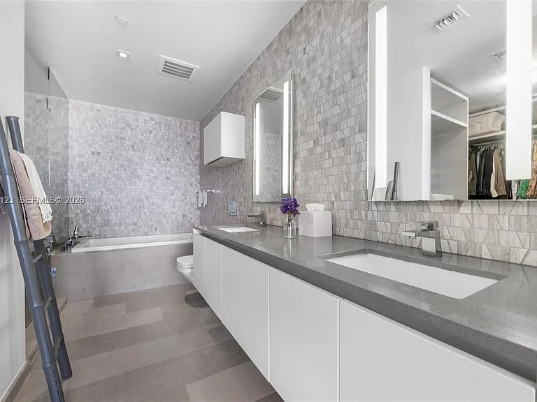 88 SW 7th St #3208 — Photo 5
