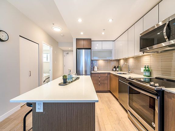 3rd image of 688 E 19th Ave #309