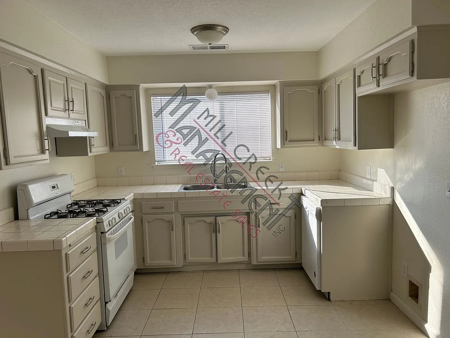 Home in Tulare — Photo 4