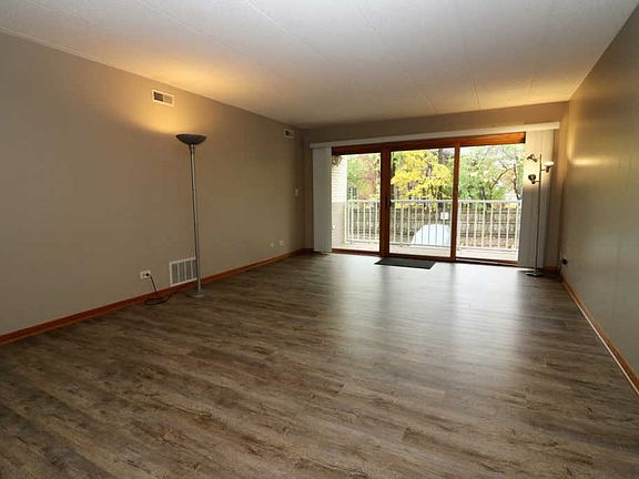2nd image of 440 E Montrose Ave APT 104