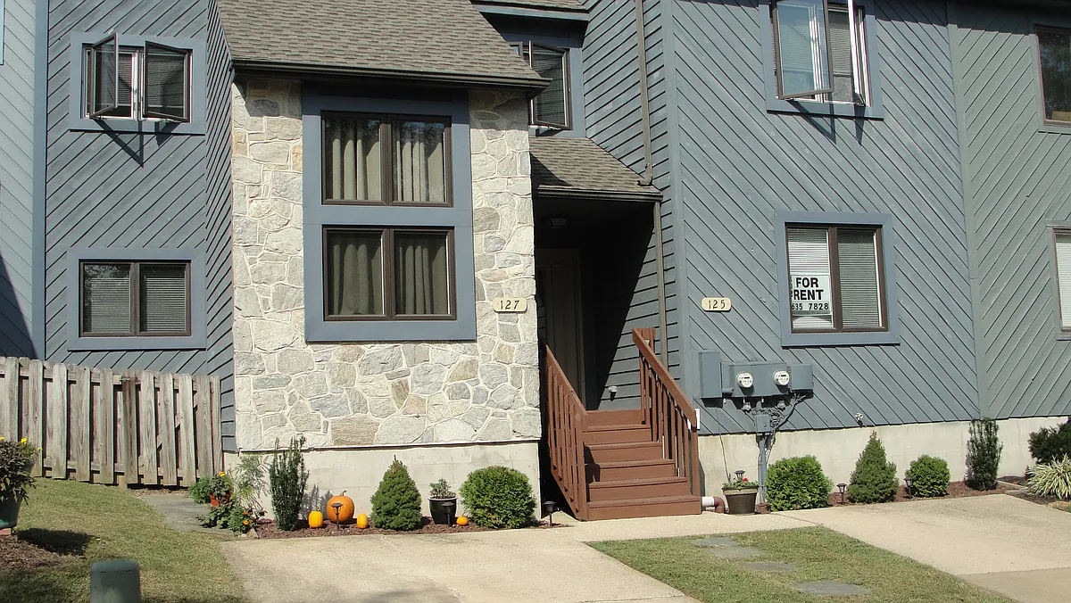 Photo 1 of 25 - 125 Foxfire Dr - Newark, DE EXCLUSIVE DRIVEWAY PARKING - 125 Foxfire Dr