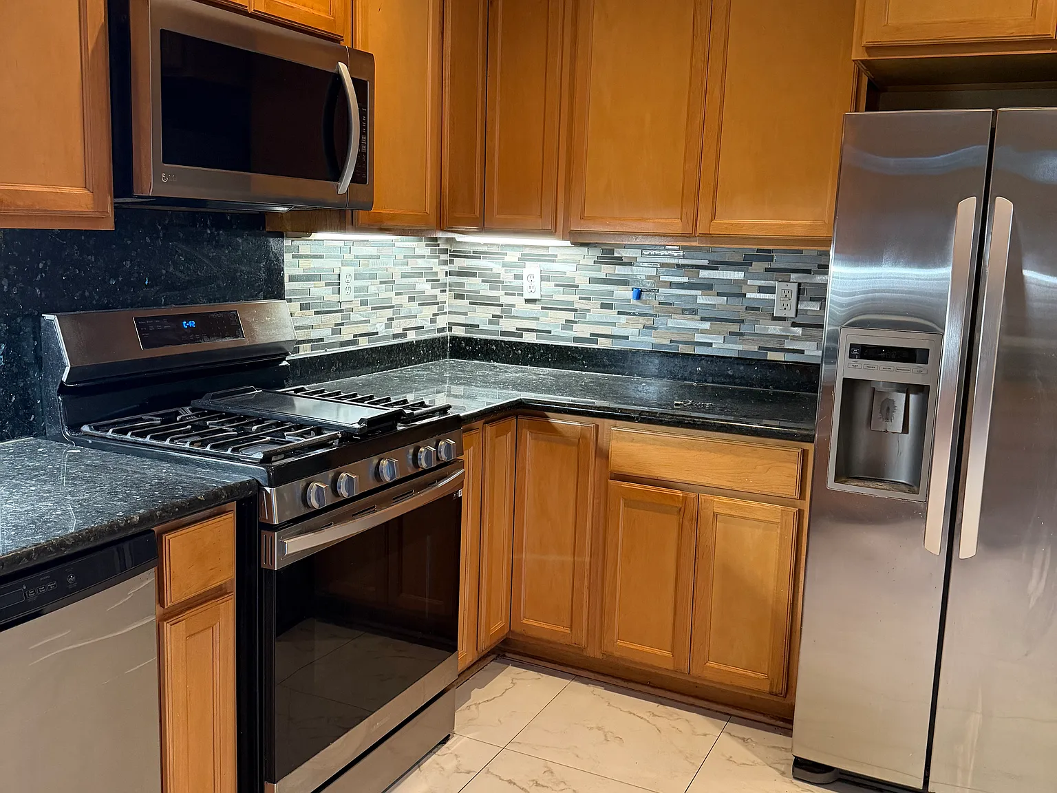 3 bed, 2.5 bath, 1641 sqft, $4,100 — Photo 2