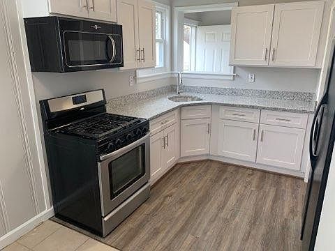 5th image of 1015 Dune St