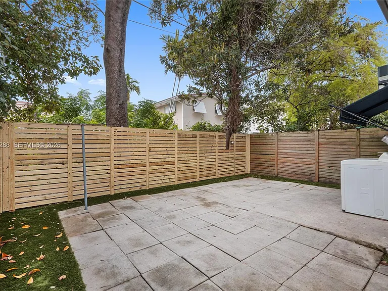932 SW 6th St #5 — Photo 12