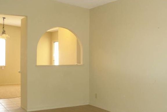 3rd image of 5742 Sherbrooke Ave