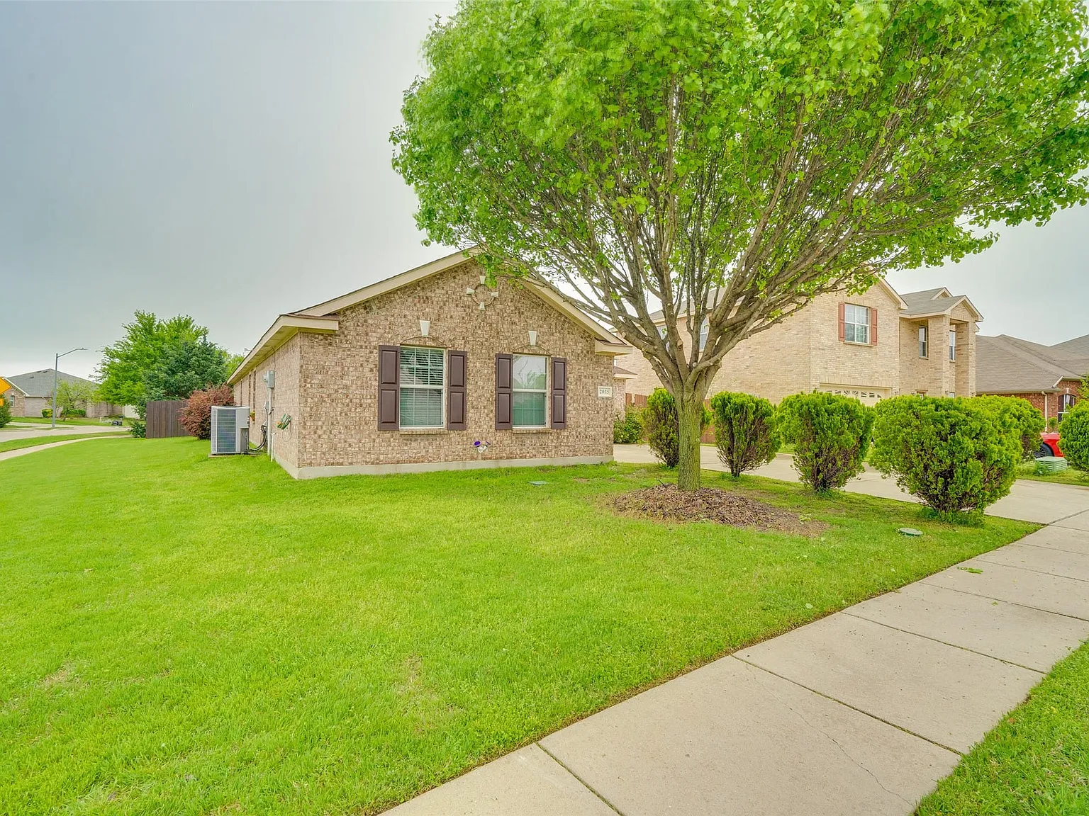 3 bed, 2.0 bath, 1983 sqft, $2,450 — Photo 2