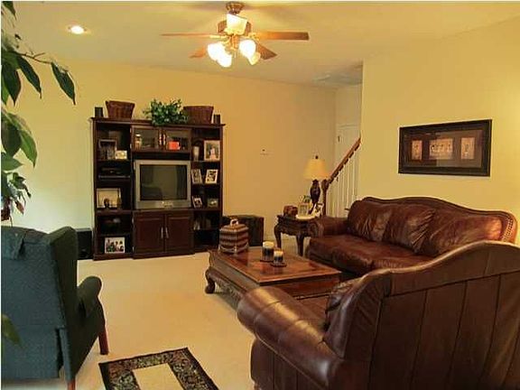 3rd image of 126 Fair Oaks Ct