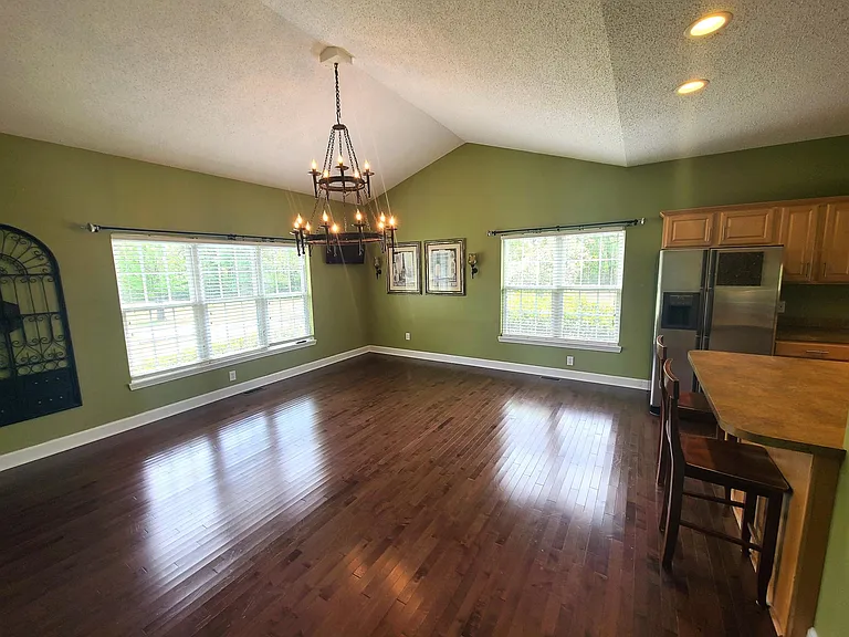 518 Cloverfield Ln — Photo 9