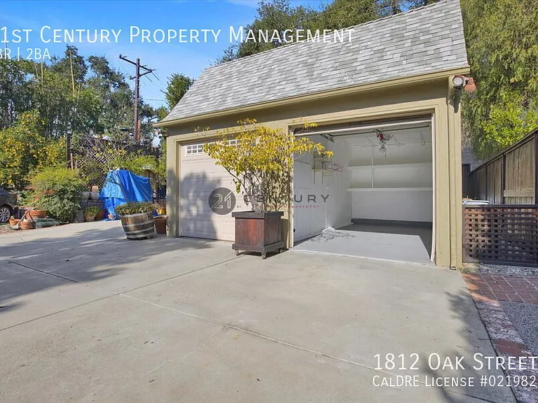 1812 Oak St — Photo 26