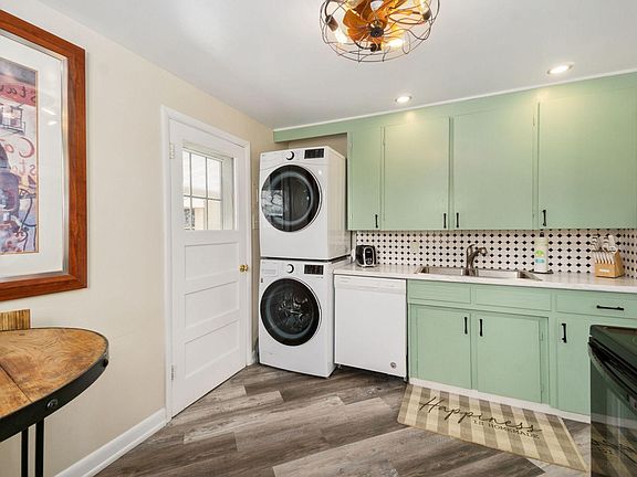 Gorgeous new kitchen with full sized washer/dryer in unit.