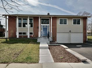 2 Charlotte Ct, Bolingbrook, IL 60440