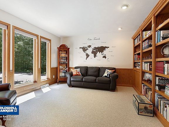 Den/office w/built-ins