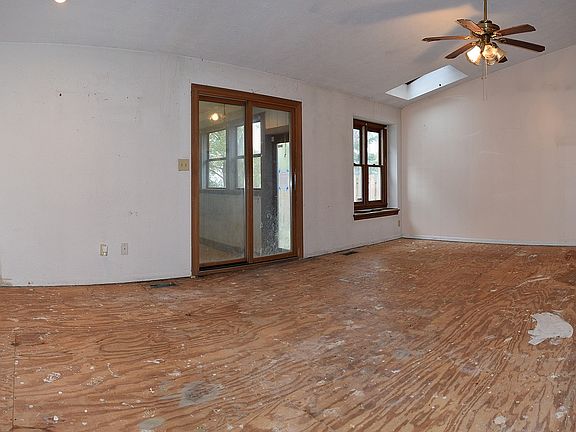 4th image of 3732 Winchester Dr