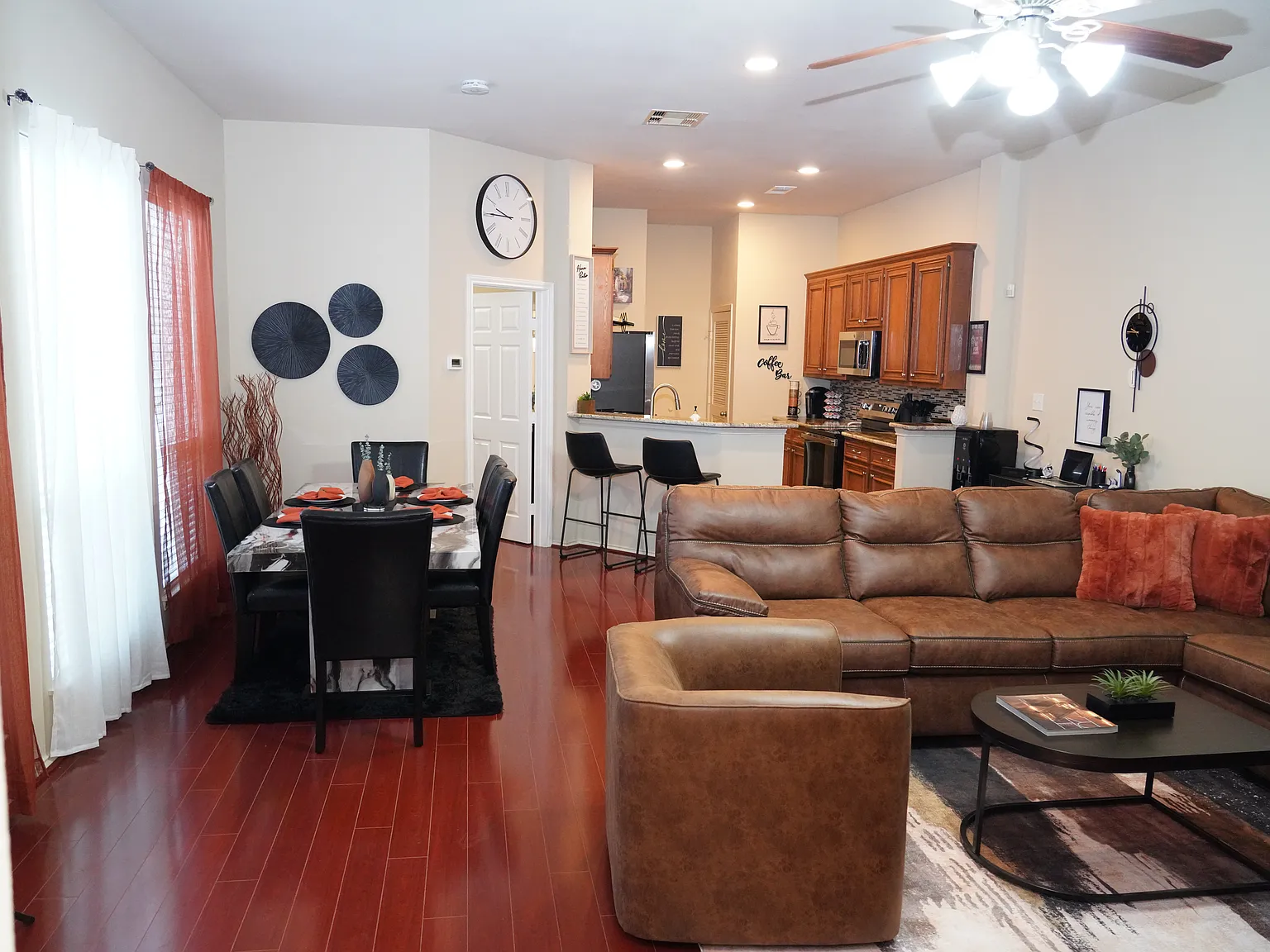 3 bed, 1320 sqft, $2,450 — Photo 4