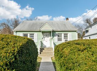 72 Singworth St, Oyster Bay, NY 11771
