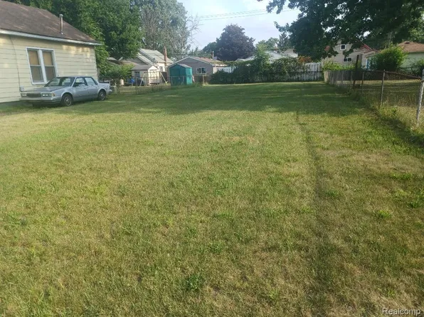 1147 E Granet Ave, Hazel Park, MI 48030