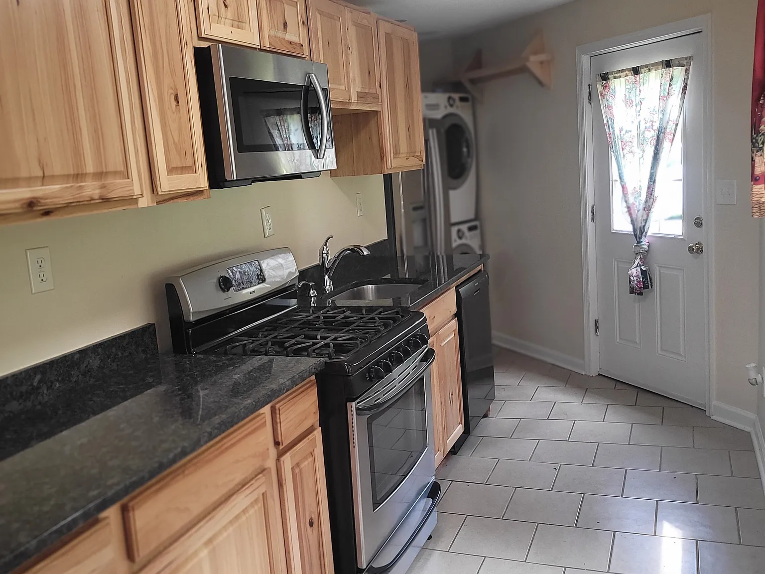 2 bed, 700 sqft, $1,500 — Photo 2