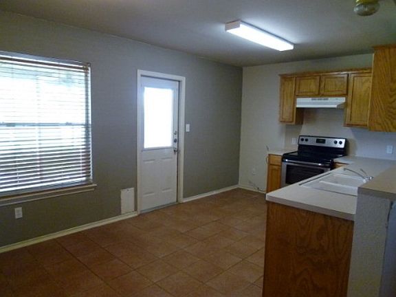 4th image of 512 Arabian Dr