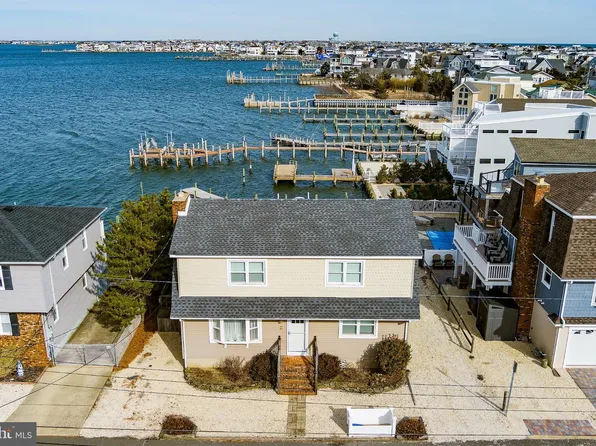 13 Hodgson Ln, Brant Beach, NJ 08008