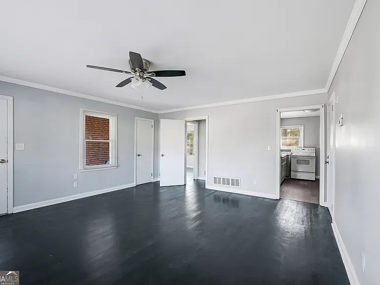 147 Burnside St #4 — Photo 3