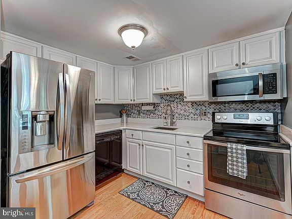 3rd image of 3202 Emerald Pl