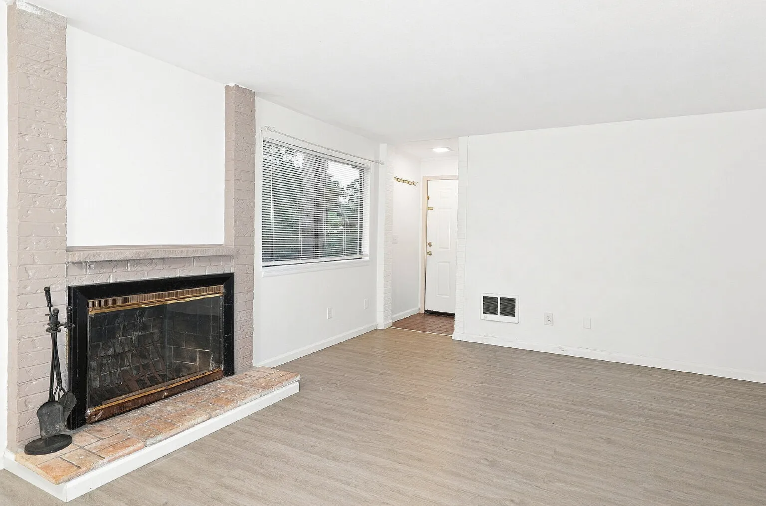 Renton 2 Bedroom in Great Location Available! — Photo 2