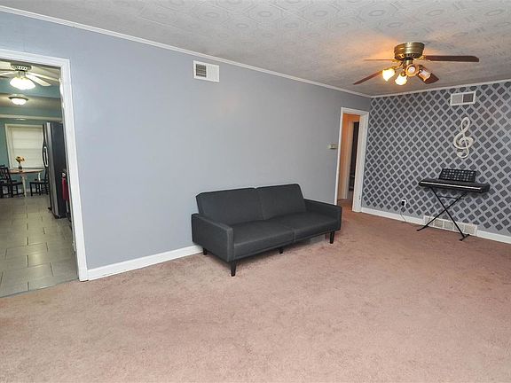 5th image of 495 Sharon Dr