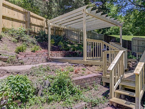 3rd image of 1401 Wisteria Dr
