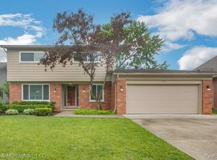 901 Hollywood Ave, Grosse Pointe Woods, MI 48236