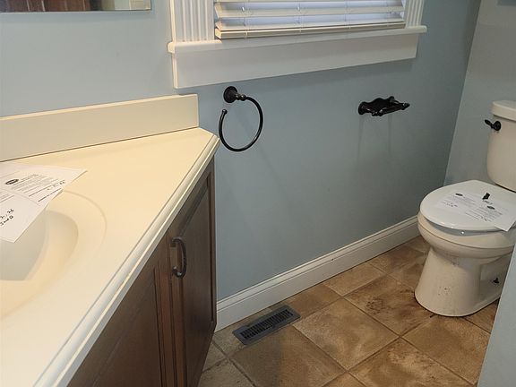 5th image of 419 W Walnut St