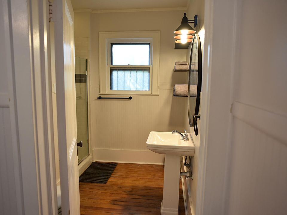 1st image of 207 Staffel St