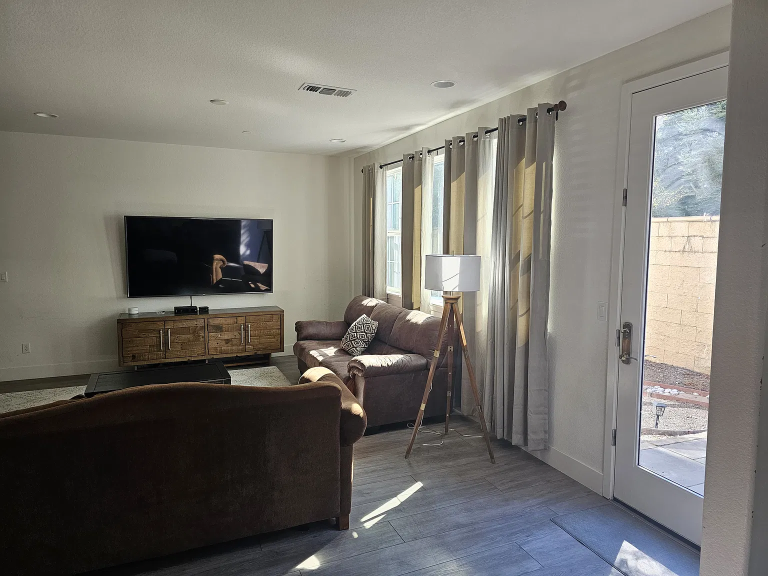 4 bed, 2342 sqft, $4,500 — Photo 2
