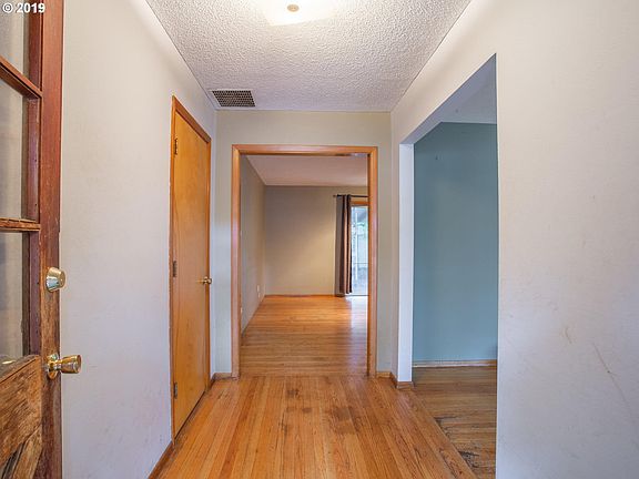 3rd image of 905 SE 98th Ave