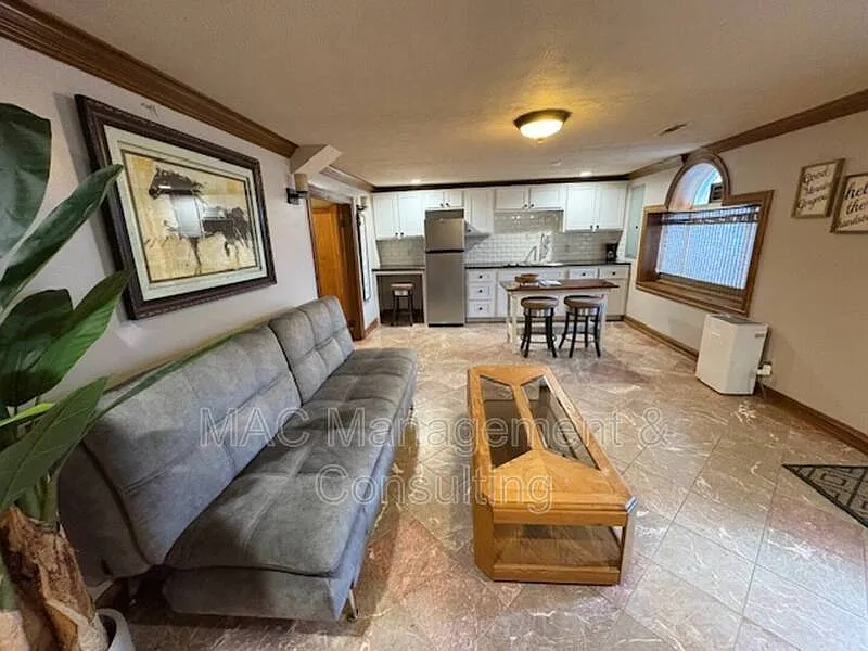 2 bed, 1.0 bath, 1000 sqft, $1,300 — Photo 4
