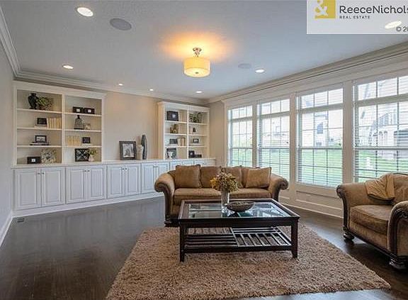 Spacious living room w/built-ins