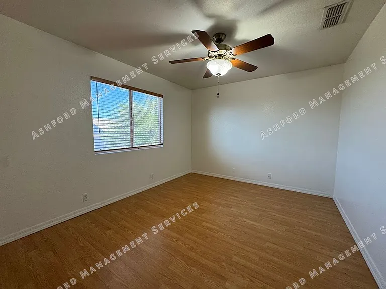 1510 E Charleston Ave — Photo 23